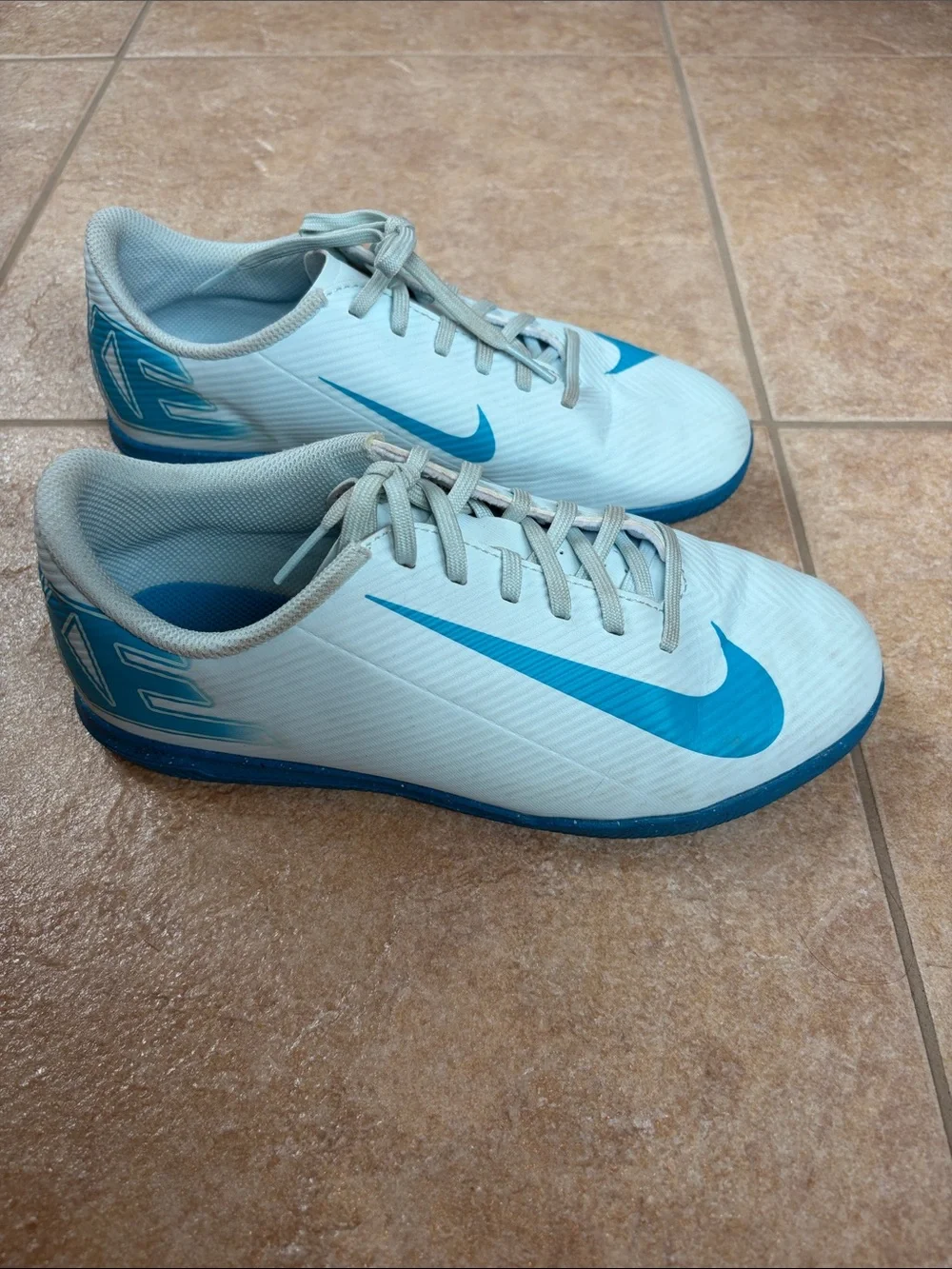 Nike Mercurial Vapor 16 Club indoor soccer sneakers